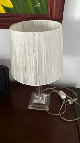 Abajur com base transparente