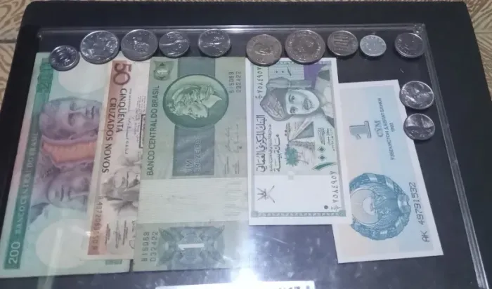 Coleção de cédulas e moedas antigas. 