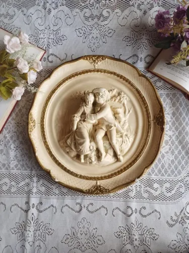 Placa decorativa em gesso antigo 40cm 