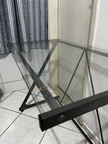 Escrivaninha de vidro e alumínio em perfeito estado 