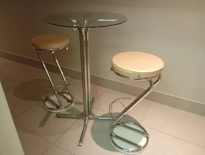 Mesa de sacada , de vidro com duas banquetas 