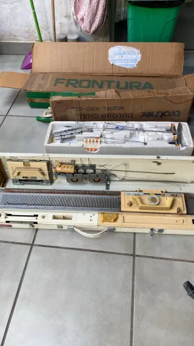 Máquina de tricô, frontura e trocador de fio