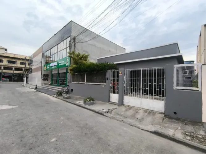 ALUGA-SE CASA PARA FINS COMERCIAIS OU RESIDENCIAL