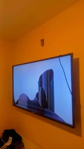 TVs LG tela quebrada mais liga e sai son perfeitamente 