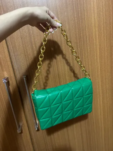 Bolsa Verda e alça dourada
