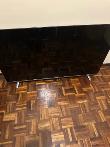 Vendo TV com tela trincada q ainda liga
