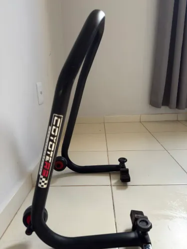 Cavalete Central Universal com Rodas Coyote - Usado em Excelente Estado