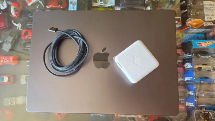 MacBook Pro 14" M5 Pro ? 24GB RAM / 2TB SSD / Space Black - Apenas 4 ciclos