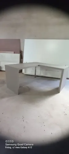 Mesa de escritório em L, acabamento em MDF gianduia.