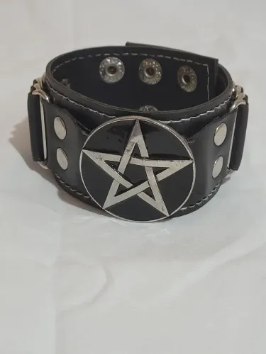 Pulseira Couro Metal/Gótico Pentagrama - Regulável 