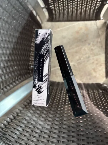 máscara de cílios fenty beauty hella thicc preta - lacrada