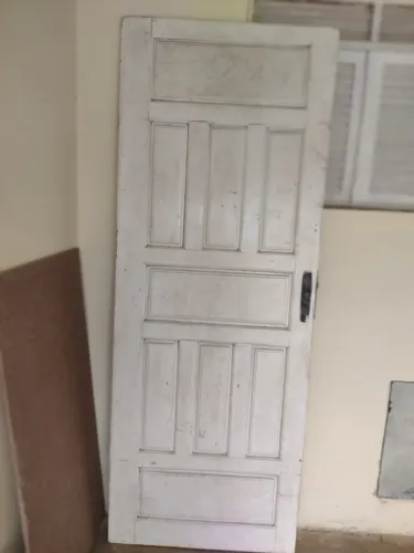 Porta branca de madeira maçaranduba