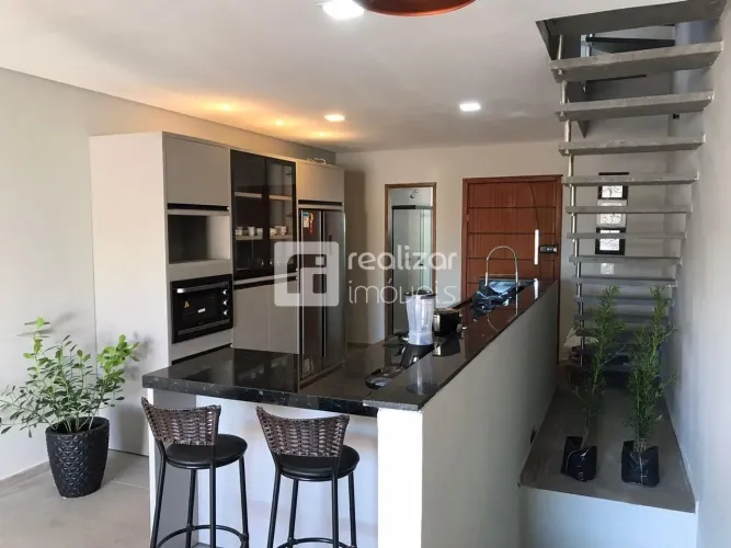 Casa com 4 quartos, deck com jacuzzi no bairro Rio Tavares - Florianópolis