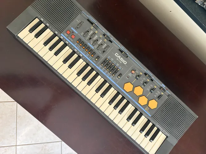 Teclado eletrônico vintage Casio Casiotone MT-500 original, fabricado no Japão.