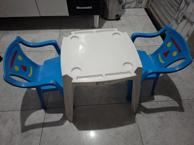 Mesa + 2 cadeiras infantil 