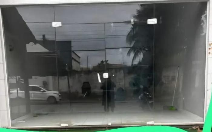 Janelas de vidro, fachada de vidro com porta