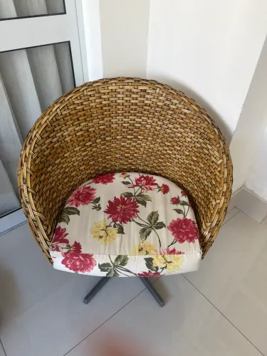 Poltronas giratórias de vime para sacada ou área interna