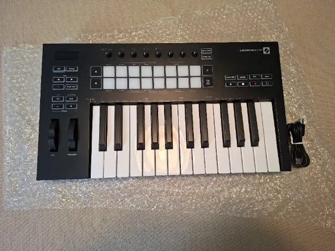 Teclado Controlador Novation Launchkey 25 Mk3 *SOMENTE VENDA