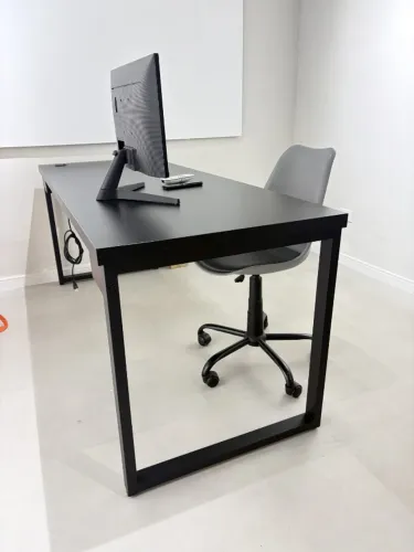 Escrivaninha industrial preta 190x70 cm, passa-cabo e régua de tomadas