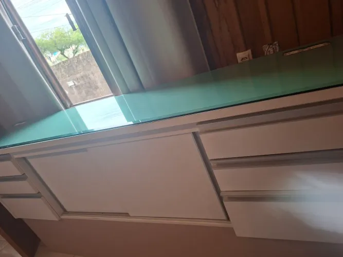 Um balcão de duas portas com três cavetas três gavetas de cada lado direta e esquerdo 2met