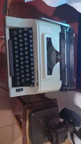 Máquina de escrever (datilografia) relíquia super nova, pra quem gosta de colecionar, exel