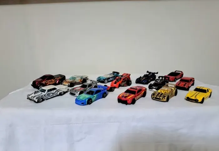 Lote com [27] Carrinhos Hot Wheels Usados (Leia a descrição)