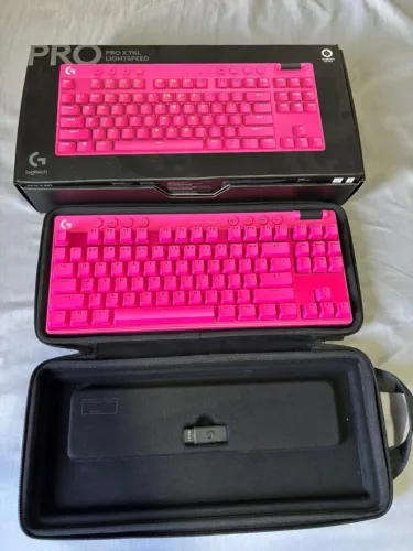 Teclado PRO X TKL Wireless Gaming Keyboard na cor magenta com interruptores táteis