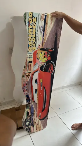 Cama infantil (relâmpago McQueen) com um pequeno defeito na lastra 