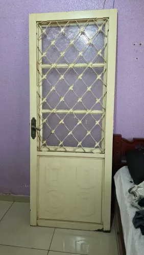 Porta de ferro robusta com chave