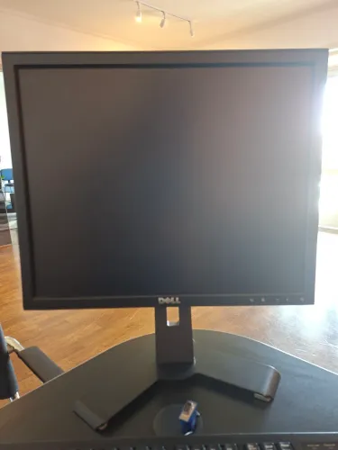 Monitor Dell com computador 