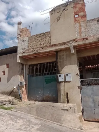 Casa grande com duas garagens independentes