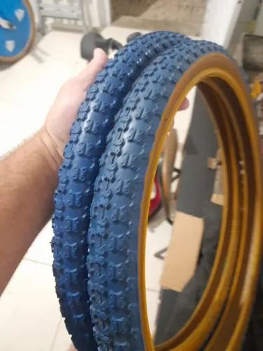 Pneu azul faixa bege