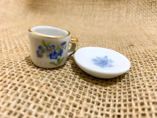 Mini xícara + pratinho de porcelana - DECORATIVO / VINTAGE