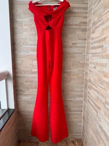 Macacão vermelho, tamanho P. 