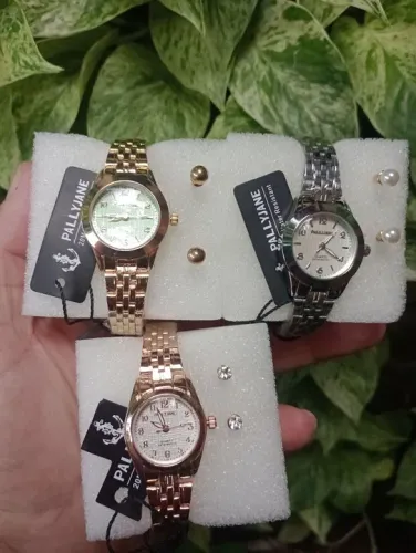 Relógio feminino pequeno resistente a água.