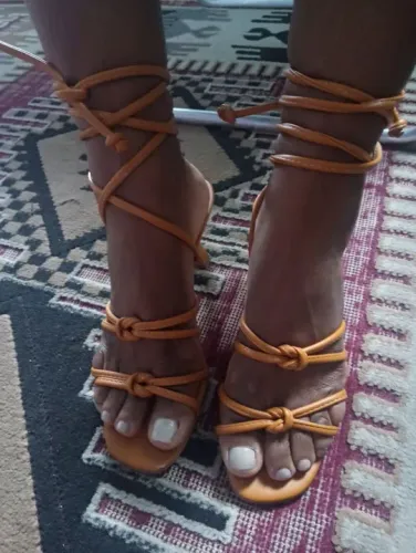 Sandália de amarrar nas pernas novinha