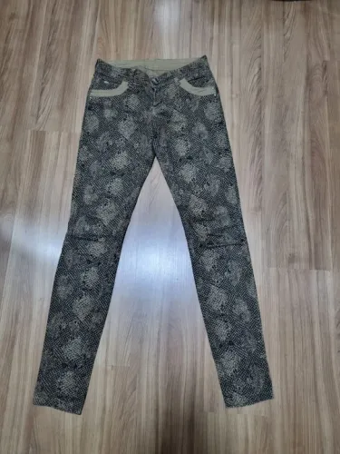 Calça estampa animal print tecido com elastano Tamanho 40
