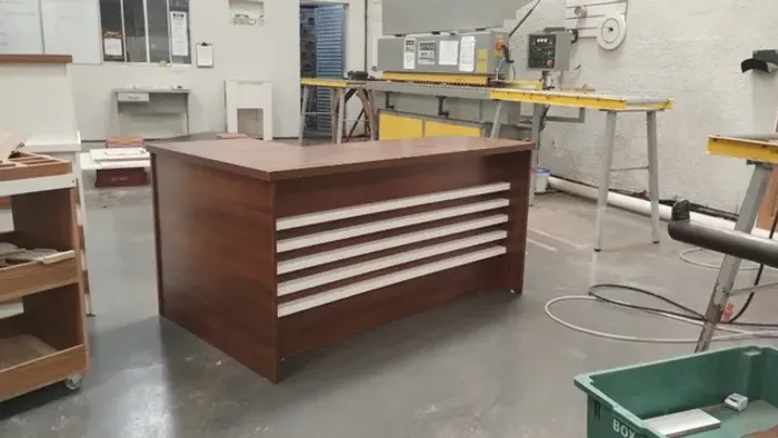 mesa em L ameixa negra ripada em branco