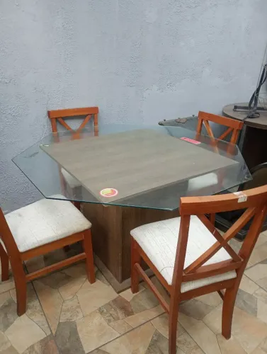 Mesa de jantar com tampo de vidro em losanguloe cadeiras
