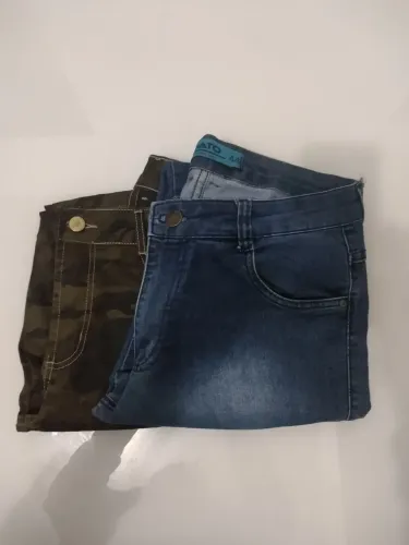 Calças Jeans e Camuflada casa uma por