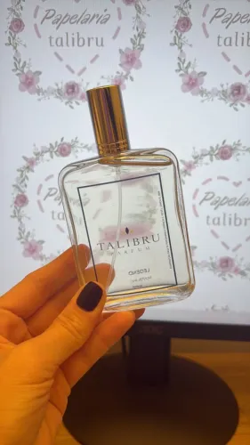   Contra-tipos de perfumes masculinos e femininos.