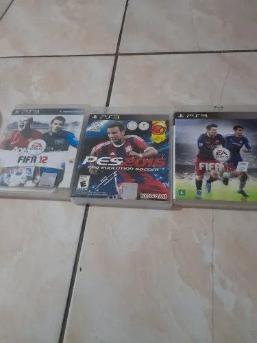 3 Jogos de Futebol PS3.                      PES 2015, FIFA 12, FIFA 16