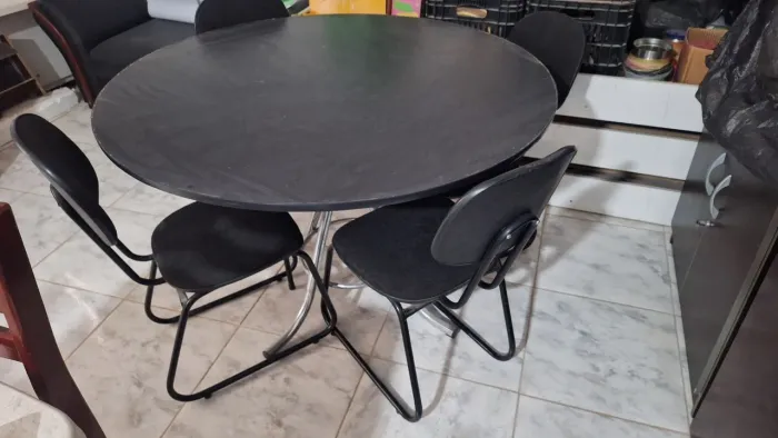 Mesa com 4 cadeira escritório reunião redonda 