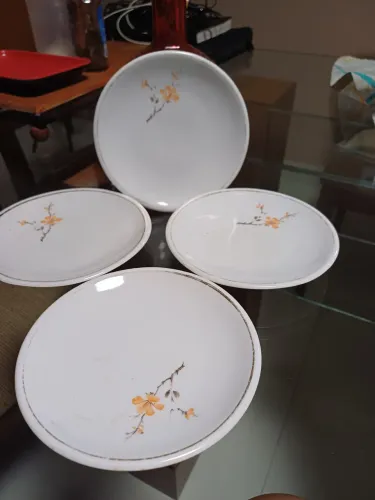 Porcelana Pozzani. 4 Pires para reposição. Antiguidade