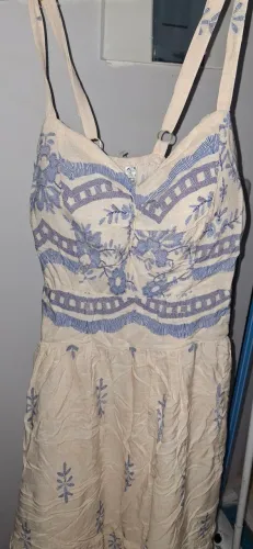 Vestido bordado com detalhes florais