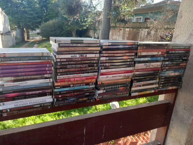 Lote com 100 dvds musicais originais