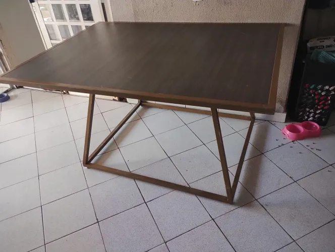 Mesa de loja com design moderno