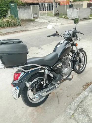 Vende-se moto cor preta
