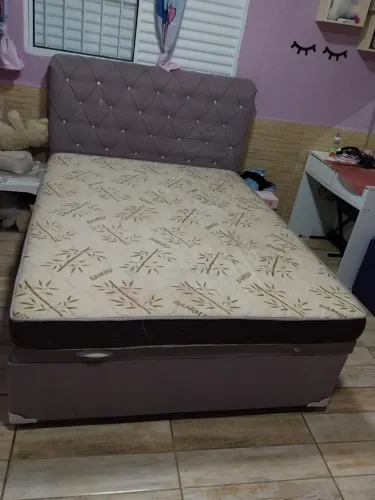 Cama Box baú casal com cabeceira e colchão usada em sede lilás