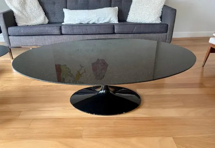 Mesa Centro Oval Saarinen Marmore Preto 1.37x0.90x0.41cm